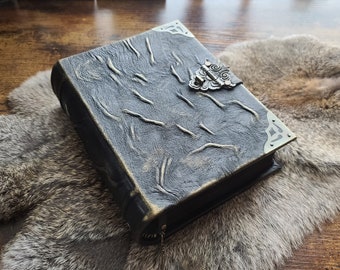 Diario dello stregone. Libro degli incantesimi. Pelle. Libro delle ombre fatto a mano.