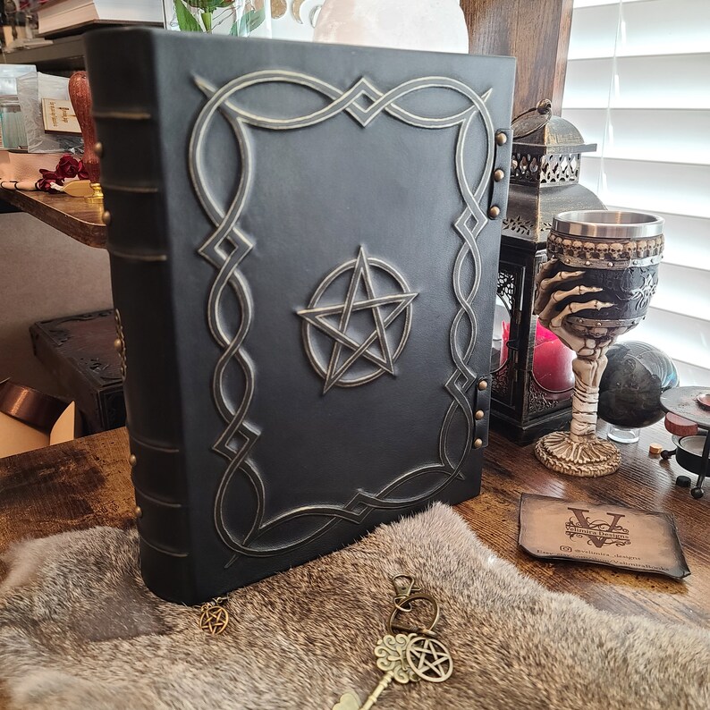 Enorm stor grimoire Pentacle läderformelbok med skuggor bild 5
