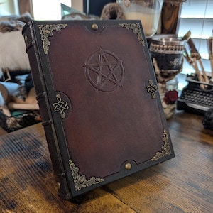 Carpeta de cuero de tres anillas hecha a mano con pentáculo. Tamaño A5, media carta. Disponible.