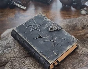 Cuaderno negro en blanco. Libro de las sombras. Grimorio. Cuero