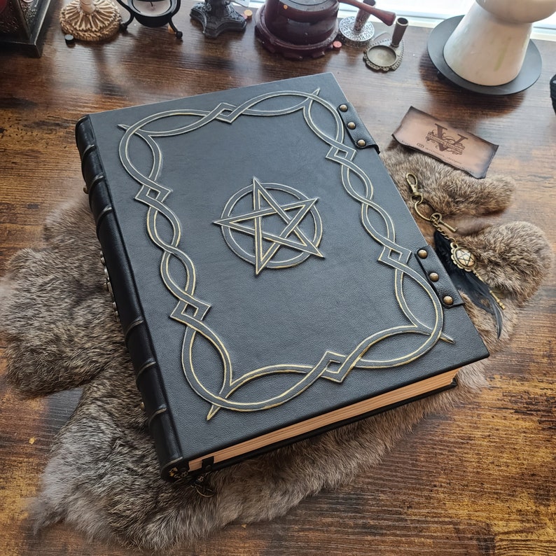 Enorm stor grimoire Pentacle läderformelbok med skuggor bild 1
