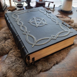 Enorm stor grimoire Pentacle läderformelbok med skuggor bild 7