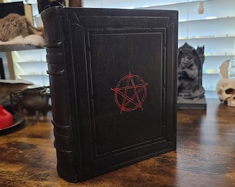 Diario de cuero en blanco hecho a mano de 7"×8,5". Pentáculo rojo