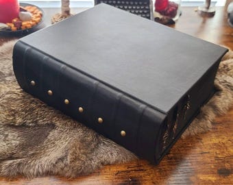 Grimorio clásico de cuero negro: Libro de las Sombras en blanco