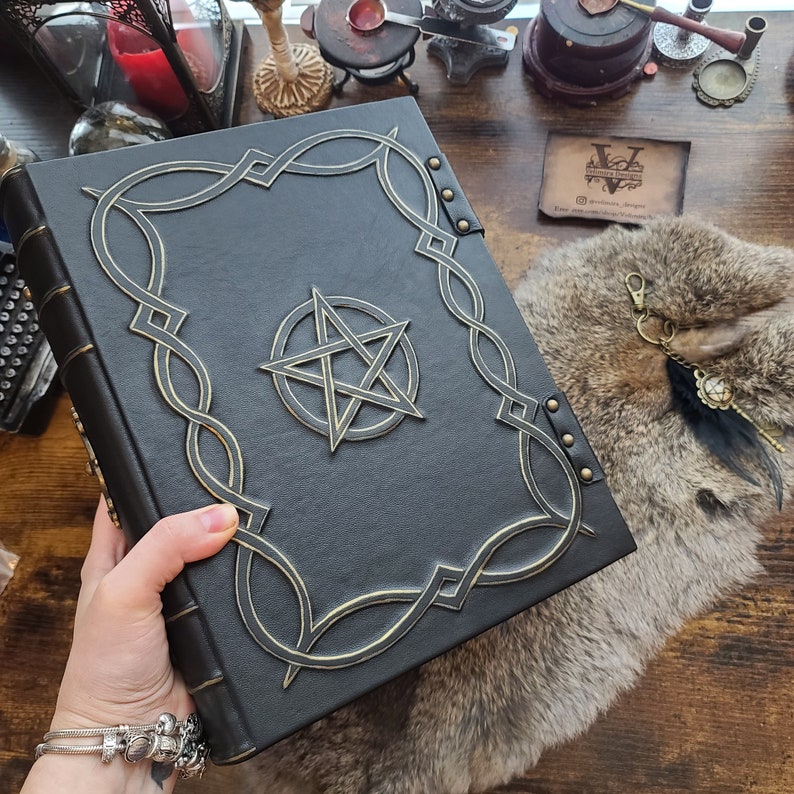 Enorm stor grimoire Pentacle läderformelbok med skuggor bild 8