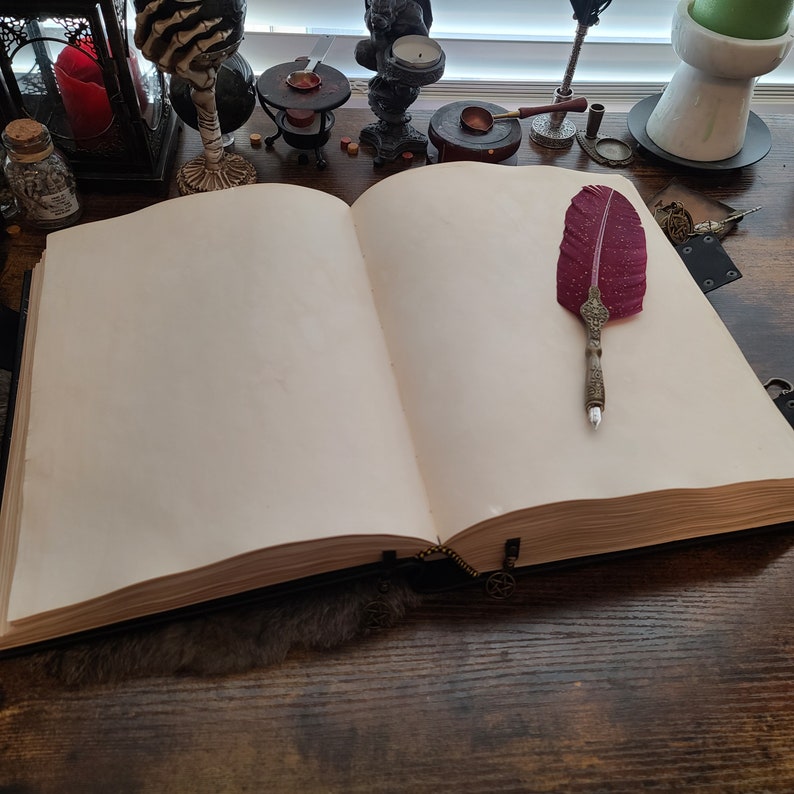Enorm stor grimoire Pentacle läderformelbok med skuggor bild 4