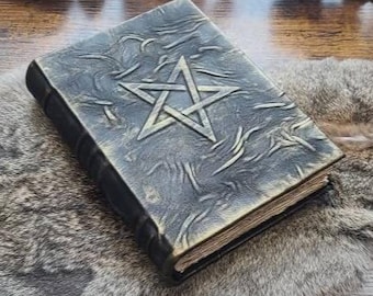 Cuaderno de cuero en blanco con forma de pentáculo. Hecho a mano.