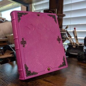 Carpeta de cuero de 3 anillas hecha a mano. Salpicadura rosa. Fases lunares. A5, tamaño media carta. Disponible.