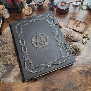 Enorm stor grimoire Pentacle läderformelbok med skuggor bild 6