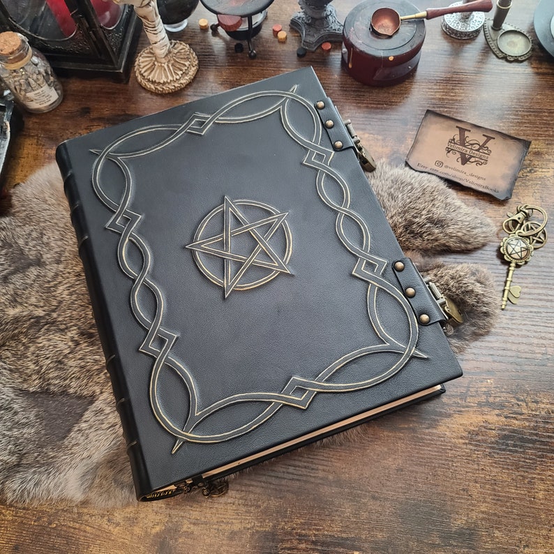 Enorm stor grimoire Pentacle läderformelbok med skuggor bild 6