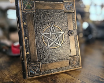 Diario de cuero con pentáculo hecho a mano: Libro de las Sombras (7x8.5). Disponible.