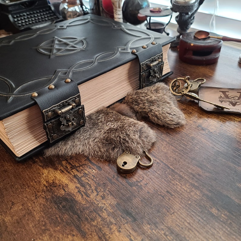 Enorm stor grimoire Pentacle läderformelbok med skuggor bild 3