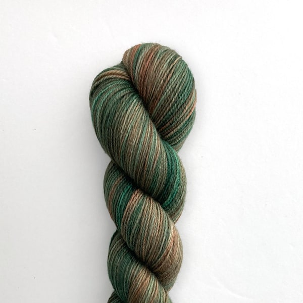 Hilo para calcetines suave 'Wild Sapling' teñido a mano, 4 cabos, 75/25% algodón, 100 gramos.