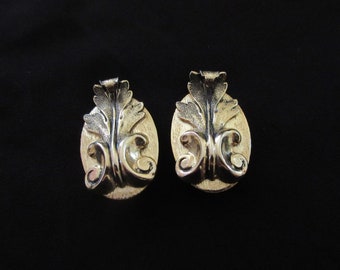 Vintage Whiting and Davis Clip Earring in Gold Tone