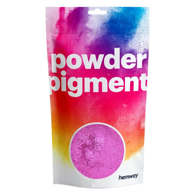 Pu&ograve; includere: Un sacchetto bianco di pigmento in polvere con uno sfondo colorato rosa, viola, blu e giallo. Le parole "powder pigment" sono stampate in bianco. Un cerchio di glitter rosa &egrave; in basso. Il marchio "hemway" &egrave; stampato in basso a destra.