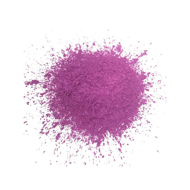 Pu&ograve; includere: Un'esplosione di polvere viola vibrante su sfondo bianco. La polvere &egrave; concentrata al centro, con un effetto schizzo che si irradia verso l'esterno. Il colore &egrave; una tonalit&agrave; di viola intenso e ricco.