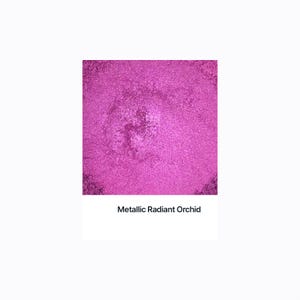 Pu&ograve; includere: Un quadrato di pigmento orchidea radiante metallico. La superficie ha un aspetto strutturato e scintillante. Il testo "Metallic Radiant Orchid" &egrave; visualizzato sotto.