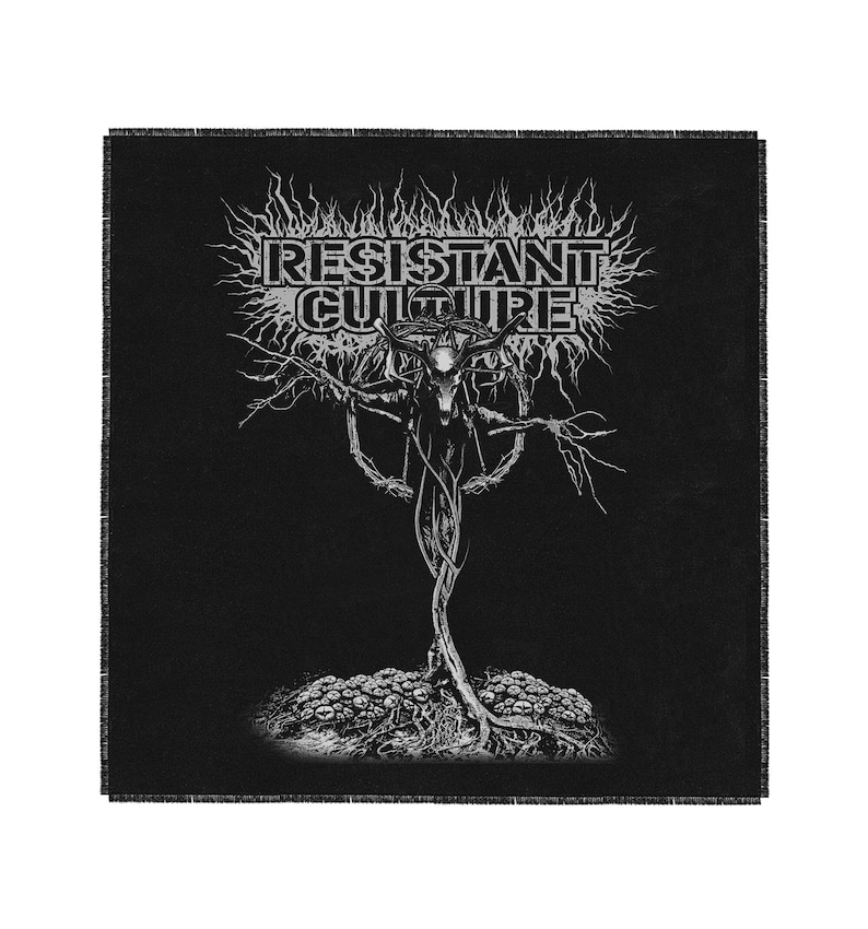Puede incluir: Parche gr&aacute;fico en blanco y negro con el texto "RESISTANT CULTURE" sobre un &aacute;rbol estilizado y una figura de cabra. El dise&ntilde;o tiene un estilo detallado e intrincado, con una est&eacute;tica oscura y g&oacute;tica.