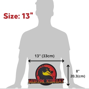 K&ouml;nnte beinhalten: Ein Mortal Kombat Logo-Patch, 33 cm breit und 20,3 cm hoch. Der Patch zeigt einen schwarzen Drachen auf rotem und gelbem Hintergrund mit den Worten "MORTAL KOMBAT" darunter.