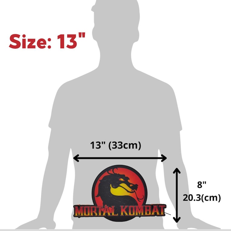 K&ouml;nnte beinhalten: Ein Mortal Kombat Logo-Patch, 33 cm breit und 20,3 cm hoch. Der Patch zeigt einen schwarzen Drachen auf rotem und gelbem Hintergrund mit den Worten "MORTAL KOMBAT" darunter.