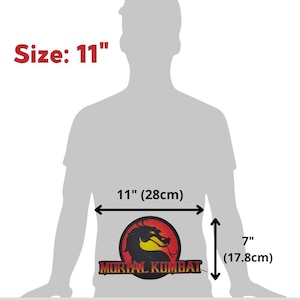 K&ouml;nnte beinhalten: Ein Mortal Kombat-Logo in Schwarz, Rot und Gelb, mit den Ma&szlig;en 28 cm breit und 17,8 cm hoch. Der Text "Size: 11" wird &uuml;ber dem Logo angezeigt.