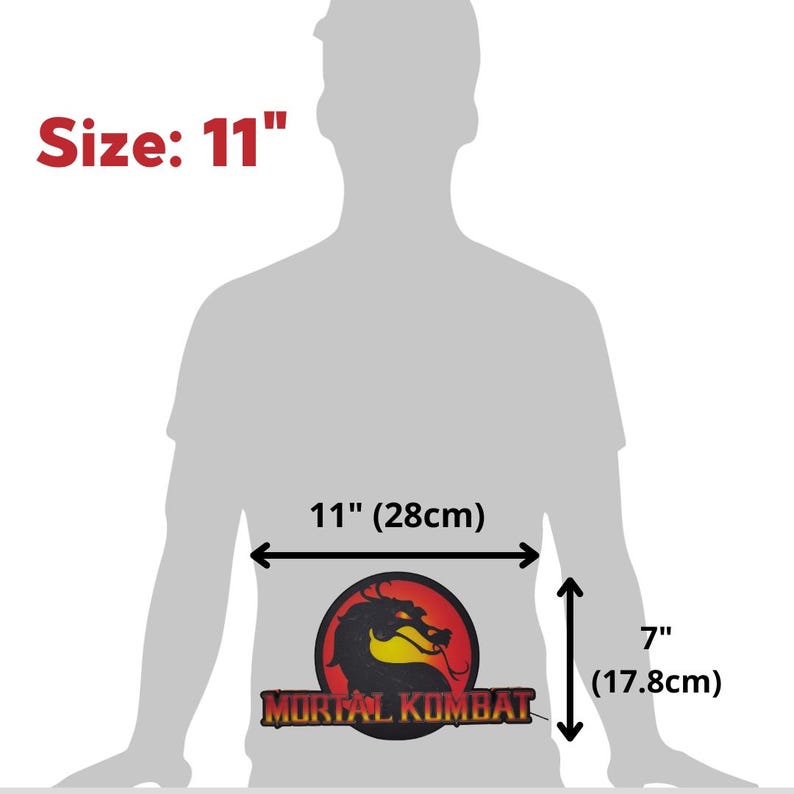 K&ouml;nnte beinhalten: Ein Mortal Kombat-Logo in Schwarz, Rot und Gelb, mit den Ma&szlig;en 28 cm breit und 17,8 cm hoch. Der Text "Size: 11" wird &uuml;ber dem Logo angezeigt.