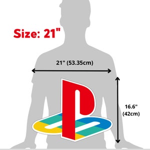 Puede incluir: Un gran recorte de logotipo de PlayStation colorido, que mide 53,35 cm de ancho y 42 cm de alto. El logotipo presenta el ic&oacute;nico s&iacute;mbolo de PlayStation en rojo, con acentos azules y amarillos.