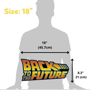 Op de afbeelding: Een Back to the Future-logo in oranje, geel en blauw, met de tekst "BACK TO THE FUTURE". Het bord is 45,7 cm breed en 21 cm hoog.
