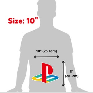 Puede incluir: Una calcoman&iacute;a de vinilo de 25,4 cm por 20,3 cm con el logotipo de PlayStation en rojo, azul, amarillo y verde. El logotipo se muestra sobre un fondo blanco.