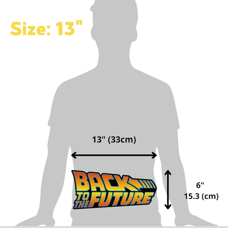 Op de afbeelding: Een Back to the Future-logo, 33 cm breed en 15,3 cm hoog, wordt getoond. Het logo toont de woorden "BACK TO THE FUTURE" in oranje, geel en blauw, met een futuristisch lettertype. De grootte is 13 inch.