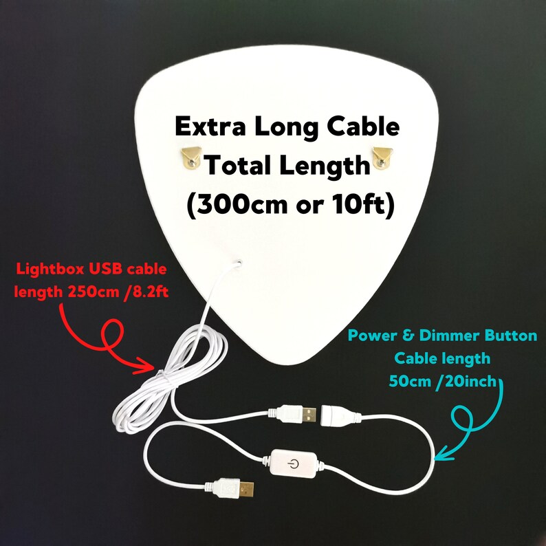 Puede incluir: Caja de luz triangular blanca con un cable USB blanco y un cable de alimentaci&oacute;n blanco con un regulador. La caja de luz tiene una etiqueta de texto que dice "Cable extra largo Longitud total (300 cm o 10 pies)". El cable USB mide 250 cm/8,2 pies de largo y el cable de alimentaci&oacute;n mide 50 cm/20 pulgadas de largo.