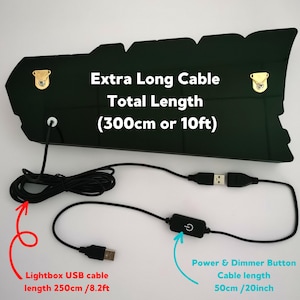 K&ouml;nnte beinhalten: Schwarze Leuchtbox mit goldfarbenen Verschl&uuml;ssen und einem schwarzen USB-Kabel. Der Text auf der Leuchtbox lautet "Extra Long Cable Total Length (300cm or 10ft)". Das USB-Kabel der Leuchtbox ist 250 cm lang.