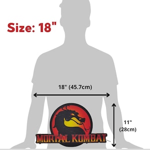 K&ouml;nnte beinhalten: Das Mortal Kombat-Logo zeigt einen schwarzen Drachen auf rotem und gelbem Hintergrund. Das Logo ist 45,7 cm breit und 28 cm hoch. Der Text "MORTAL KOMBAT" steht darunter, mit "Size: 18" oben links.