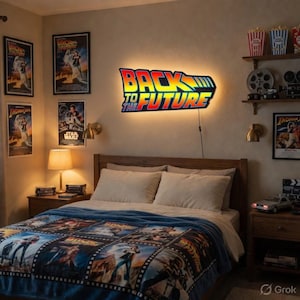 Op de afbeelding: Een slaapkamer met een verlicht "Back to the Future" bord boven een bed met een filmthema deken. Film posters en decoratieve items, waaronder popcorn containers en filmrollen, sieren de muren en planken, waardoor een filmische sfeer ontstaat.