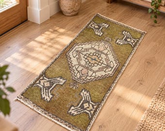 Alfombra turca vintage pequeña de 1x3, medallón geométrico verde oliva, libre de impuestos en EE. UU., VB172