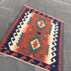 kilim rug/ vintage rug/ area rug/ turkish rug/ home decor/ kitchen decor/ rug for living room/ rustic decor/ 4 x 4.9 ft/ MB 2633