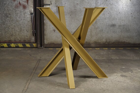 Mesa base de metal forrada con madera/ Dining table – Carpinteria