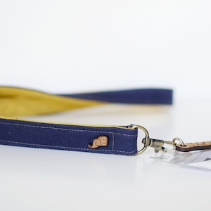 Cordão personalizado com porta-identificação - Cordão azul marinho para chaves e porta-crachá ou cordão de professor. Chaveiro com crachá personalizado.