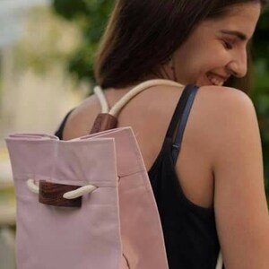 Pinker Canvas Krug Rucksack. Vegane Umhängetasche / String Umhängetasche / Rucksack mit Bubinga Handgemachten Holzgriffen