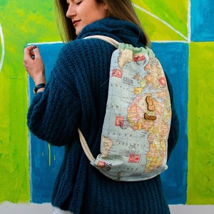 Disegna borse a corda. Mappa del mondo con paesi borsa da palestra unisex. Zaino sportivo con mappa.