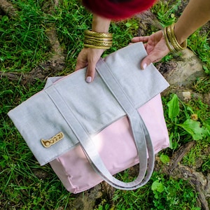 Mochila de mujer. Bolsa de lona / lino. Mochila convertible gris / rosa claro.