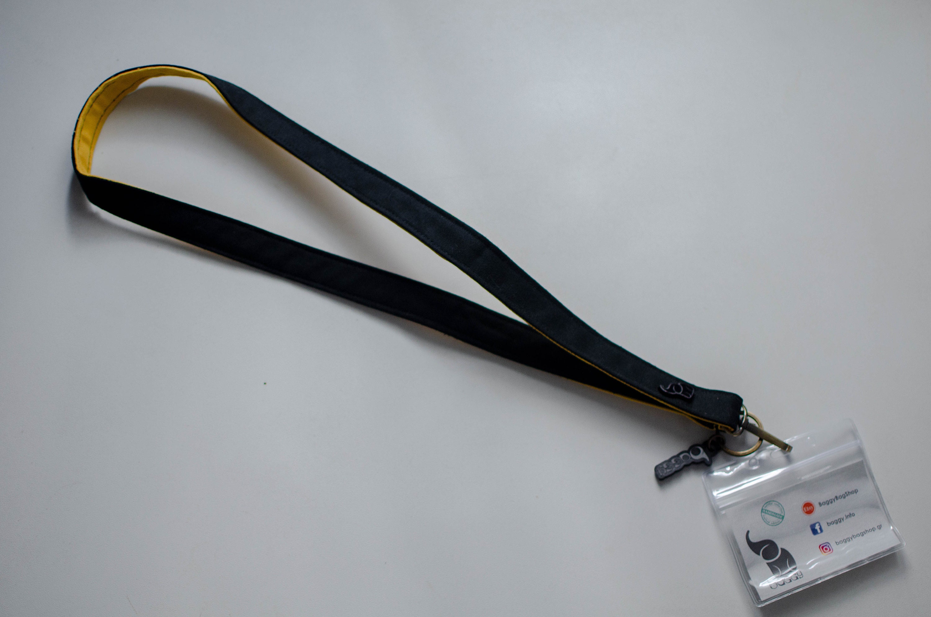 Lanyard für Schlüssel. Schwarzes & gelbes Schlüsselband. Bossy Schlüsselband und id.