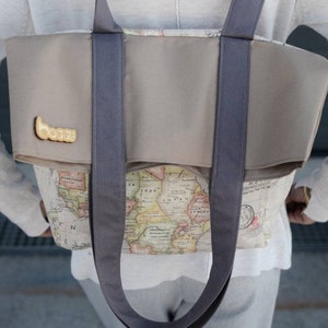 Umwandelbare Tragetasche zum Rucksack mit Kartendruck. Veganer Rucksack. Feministische Tragetasche. Umwandelbarer Damen Rucksack.
