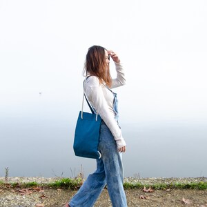 Unisex petrol blue sustainable string bag with handcarved walnut wood details image 4