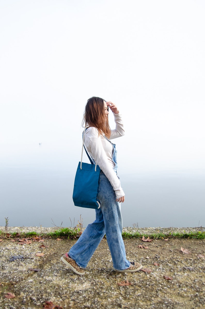 Unisex petrol blue sustainable string bag with handcarved walnut wood details image 4