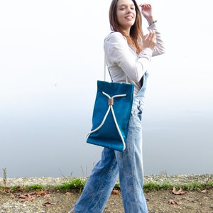 Unisex petrol blue sustainable string bag with handcarved walnut wood details image 5