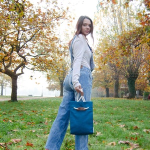 Unisex petrol blue sustainable string bag with handcarved walnut wood details image 7