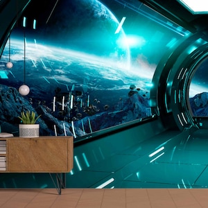 Op de afbeelding: Een futuristisch interieur in turquoise met een groot raam met uitzicht op een planeet en ruimterotsen. Een houten kast en een potplant zijn aanwezig. Twee bolvormige lampen hangen aan het plafond.
