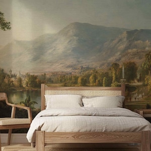 Puede incluir: Un dormitorio con una cama de madera, una silla a juego y una mesita de noche. La pared presenta un gran mural de una pintura de paisaje con montañas, árboles y un lago. La cama tiene ropa de cama blanca.