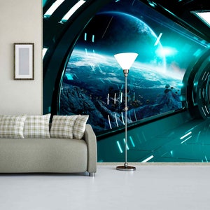 Op de afbeelding: Een futuristisch interieur met een groot raam met uitzicht op een planeet en de ruimte. De kamer heeft een turquoise kleurenschema met een bank, een vloerlamp en ingelijste kunstwerken. Het raam biedt uitzicht op een planeet en de ruimte.